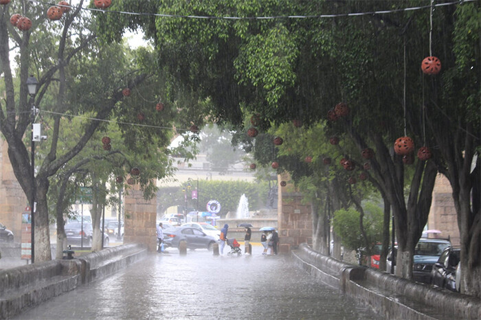 IMÁGENES | Este sábado, otra tormenta azota en Morelia; comienza a subir el nivel de agua en las calles