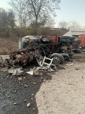 #IMÁGENES / VIDEO Cierre total en la autopista Siglo XXI por volcadura de tráiler