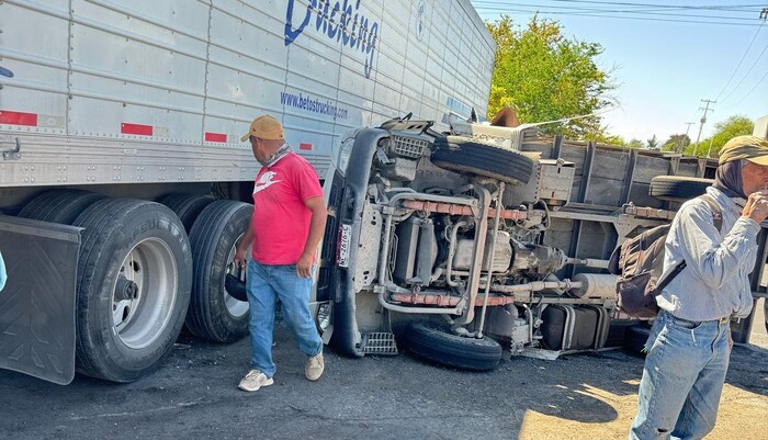 Impacta su camioneta contra un tráiler en Zamora