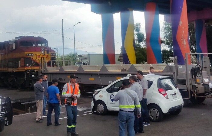 Impacta tren a un taxi en Periodismo y Siervo de la Nación