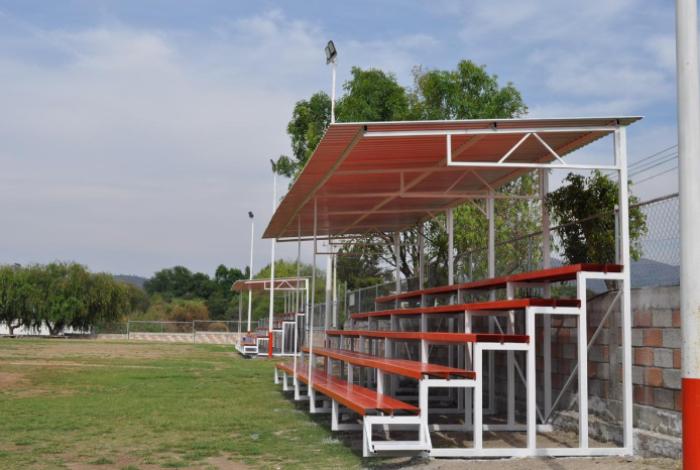 Impulso al deporte en Charo: Entregan nuevos módulos de gradas para familias y atletas