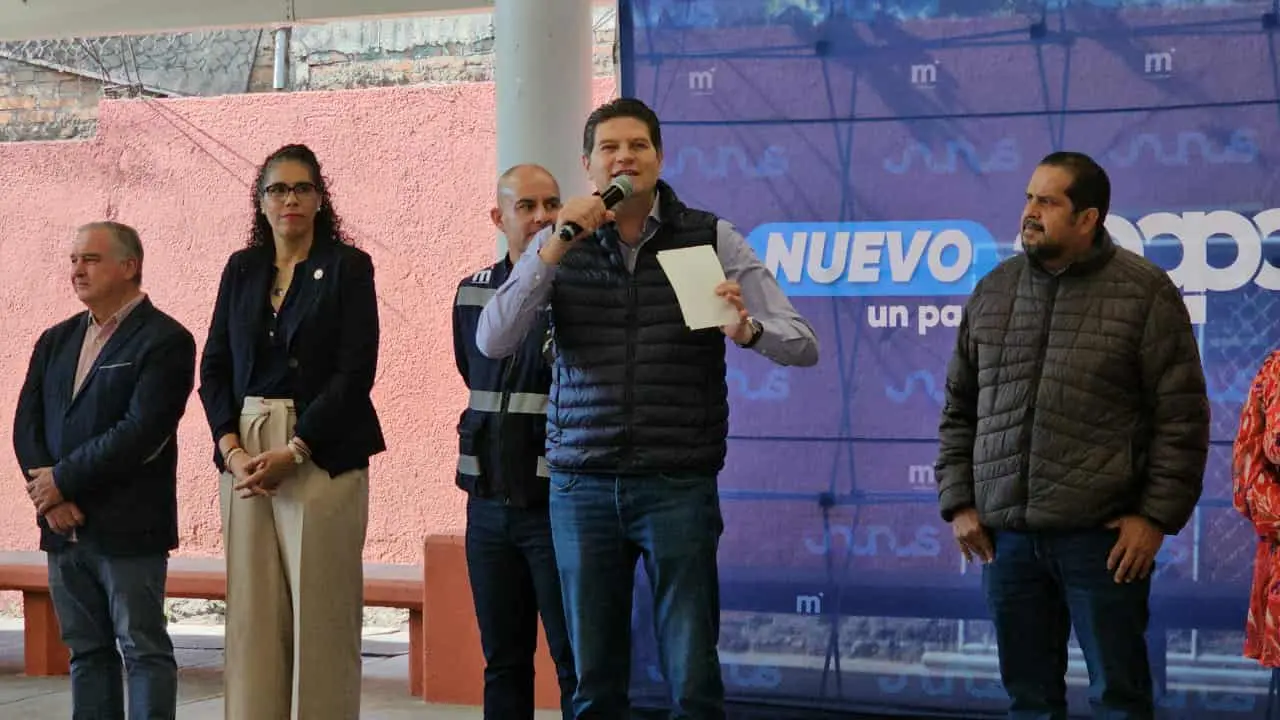 Inaugura Alfonso Martínez línea de agua potable en escuelas del Oriente de Morelia