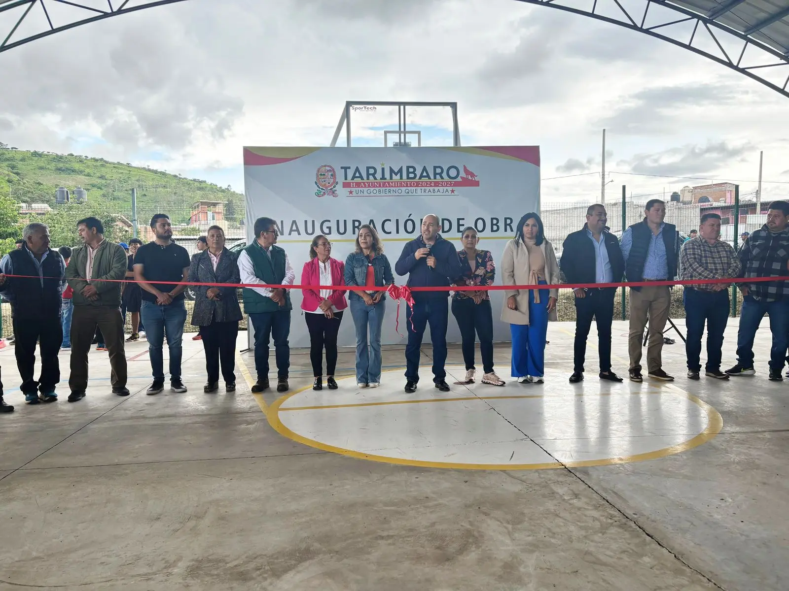 Inaugura Eric Gaona la cancha rehabilitada en la Col. Miguel Hidalgo