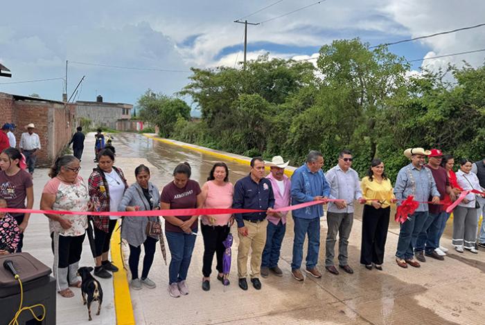 Inaugura presidente Víctor Vázquez obra de acceso en la comunidad de Villachuato