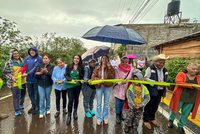 Inaugura Yohana Mendoza dos nuevas calles en Ario de Rosales