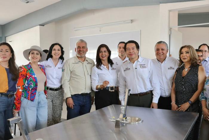 Inauguran Bedolla y Mario Delgado reconversión de telesecundaria a bachillerato, en Uruapan