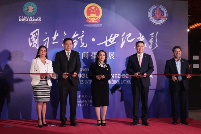 Inauguran en San Lázaro la exposición fotográfica “Imágenes del siglo en lente de Xinhua. Puentes visuales entre China y América Latina”