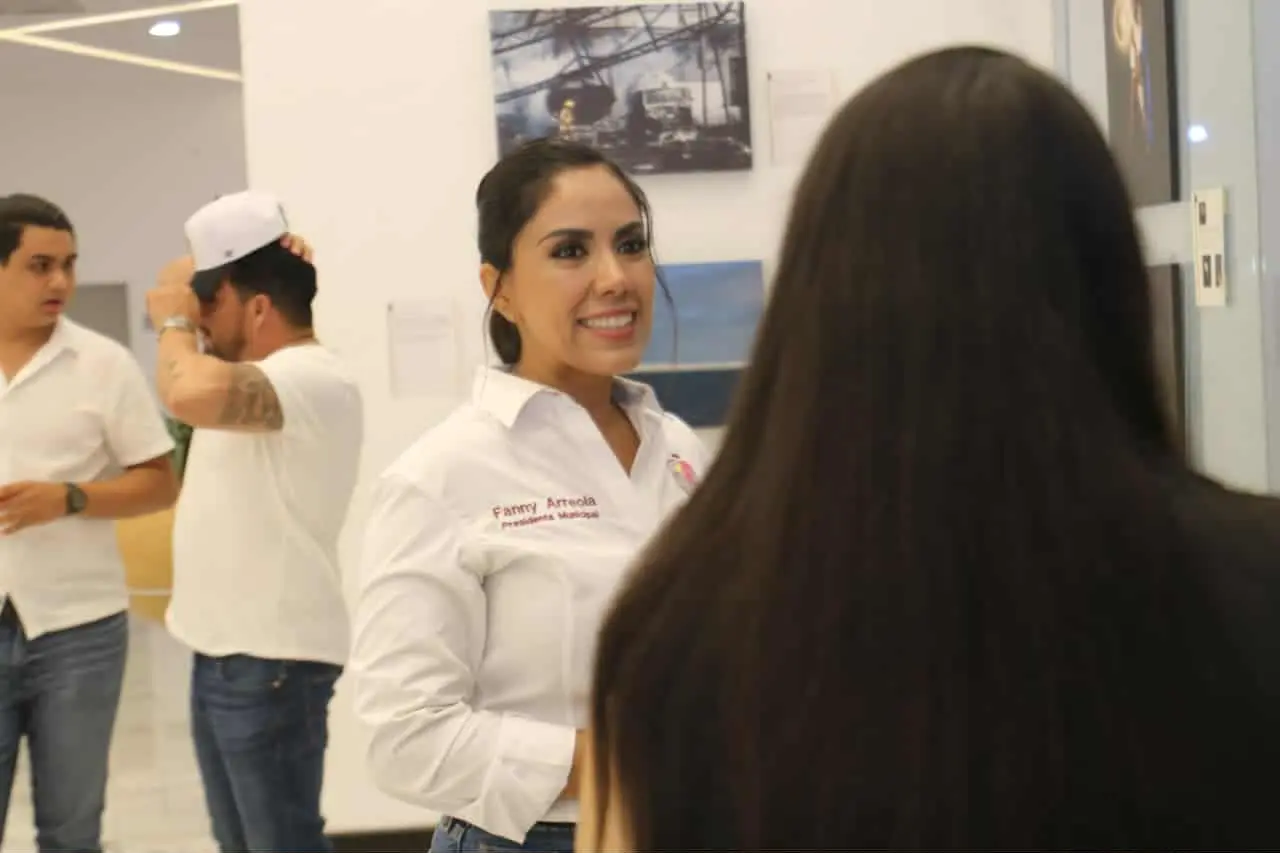 Inauguran exposición fotográfica “Con Arte Apatzinguense” en el Teatro Constitución