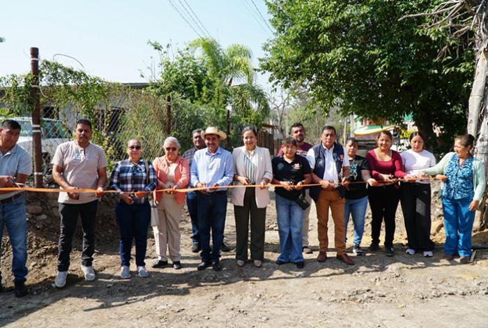 Inauguran obra de redes de drenaje y agua potable en la calle Josefa Ortiz, en Charo