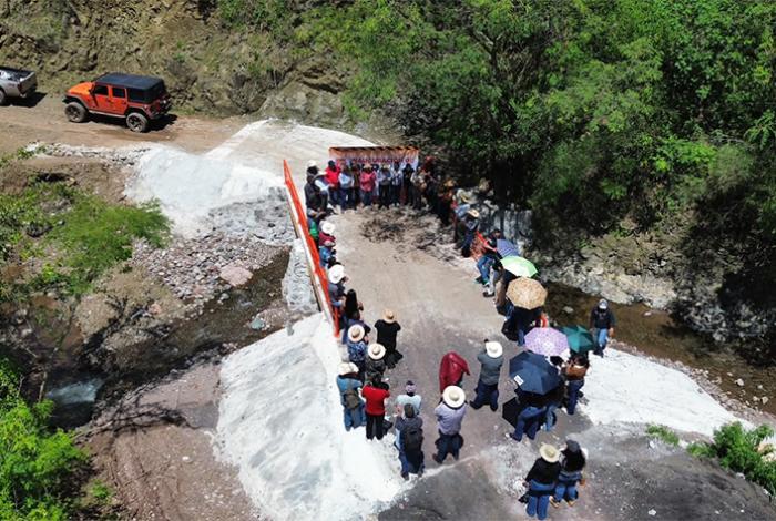 Inauguran puente que fortalece la comunicación entre comunidades de Charo