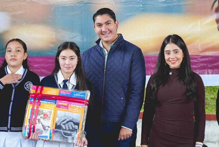 Inauguran Yohana Mendoza y Lenin López ciclo escolar 2025-2026 en Ario de Rosales