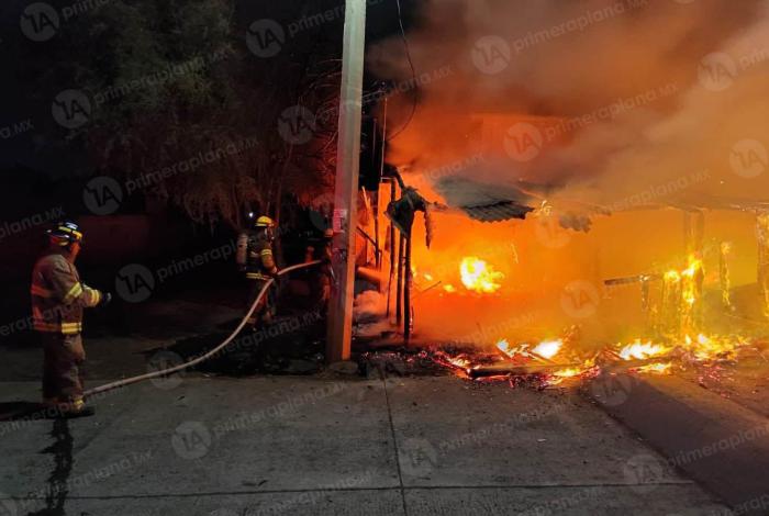 Inc3ndio consume dos viviendas en la Tenencia Morelos, en Morelia
