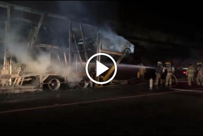 Inc3ndio de madrina en la Siglo XXI deja cinco vehículos calc1nados