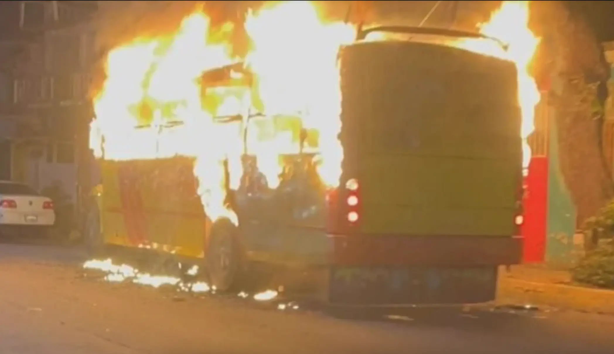 Incendian autobús con cinco personas dentro en Acapulco