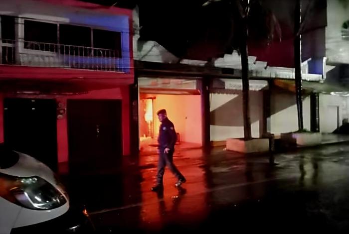 Incendian casa de alcaldesa de Queréndaro; también hubo disparos