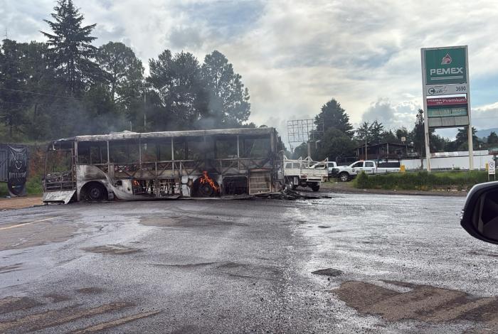 Incendian comuneros autobús y camioneta repartidora