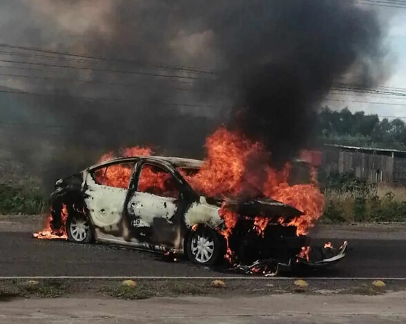 Incendian dos vehículos en la carretera de Tarímbaro-Álvaro Obregón, en Michoacán.