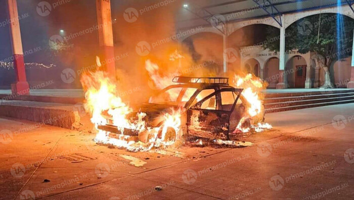 Incendian taxi en la San Juan Benito Juárez, en Cuitzeo