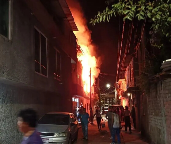 Incendio afecta a vivienda en la colonia Wenceslao Victoria de Morelia