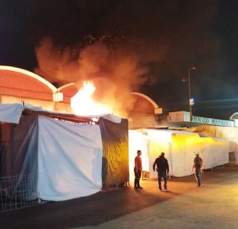 Incendio arrasa 21 puestos ambulantes en mercado Independencia