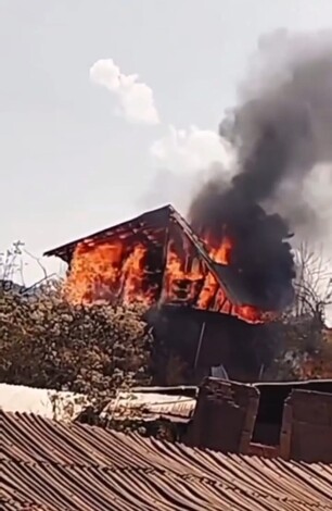 Incendio arrasa con humilde vivienda en la Tenencia de Jicalán