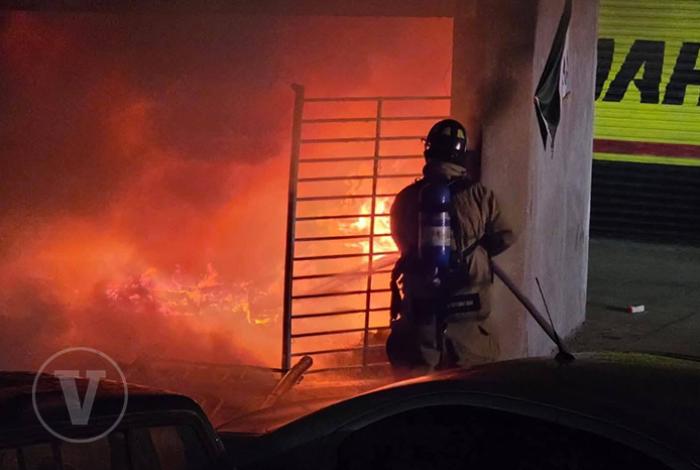 Incendio consume bodega en colonia Las Fuentes de Zamora; Bomberos evitan tragedia