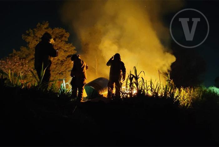 Incendio consume casa de madera en colonia Jacarandas, en Morelia