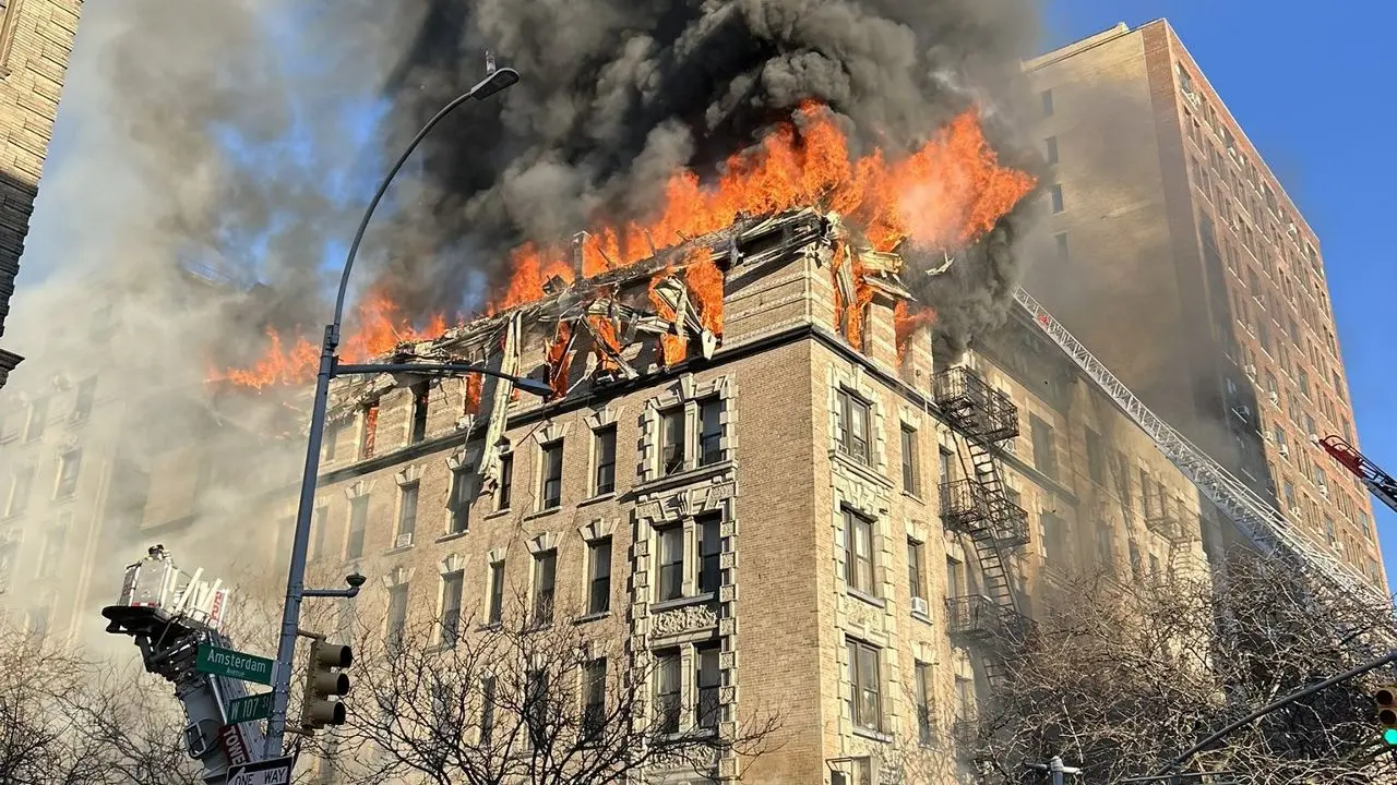 Incendio consume edificio departamental en Manhattan, Nueva York | VIDEO