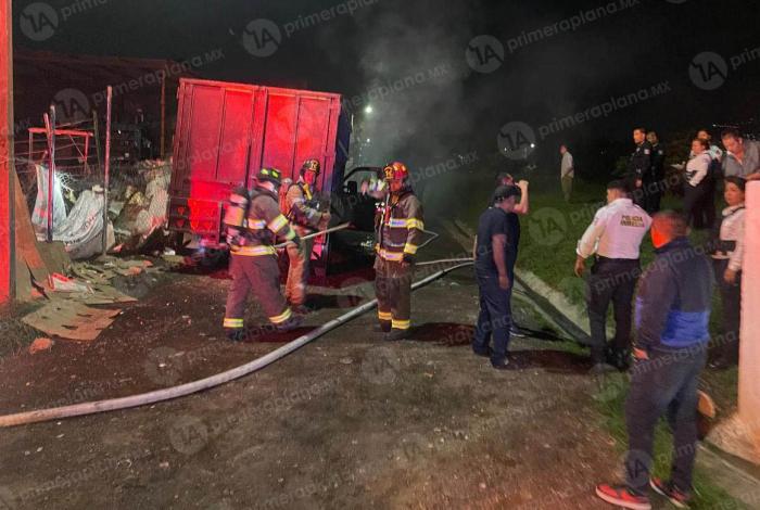 Incendio consume recicladora y vehículos en Morelia