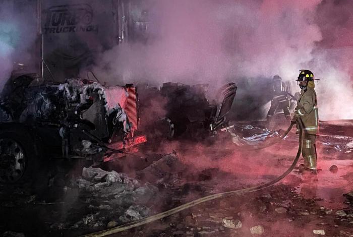 Incendio consume tres tractocamiones en la Central de Abastos de Uruapan
