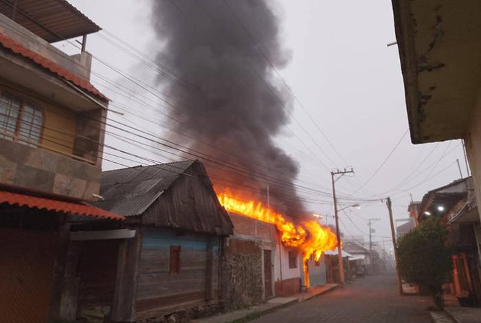 Incendio consume una vivienda en el Centro de Paracho; se reporta saldo blanco