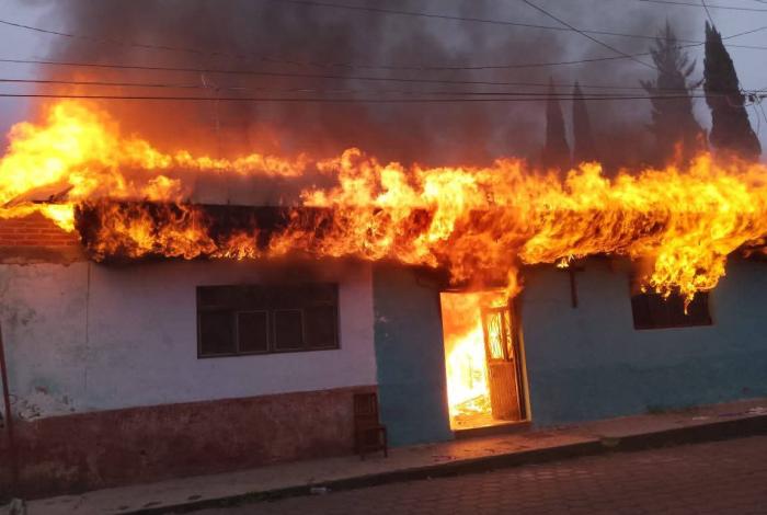 Incendio consume una vivienda en el Centro de Paracho; no hubo heridos
