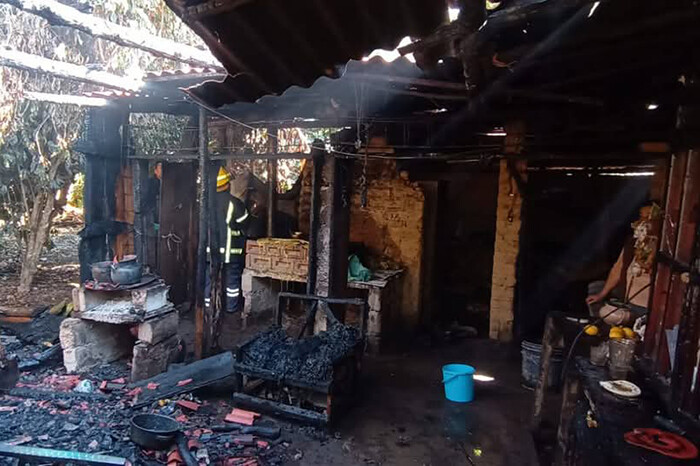 Incendio consume vivienda en San Miguel Chichimequillas, municipio de Zitácuaro