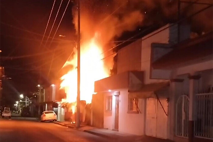 Incendio consume vivienda en Uruapan; solo hay daños materiales