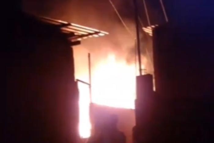 Incendio consume vivienda en Uruapan