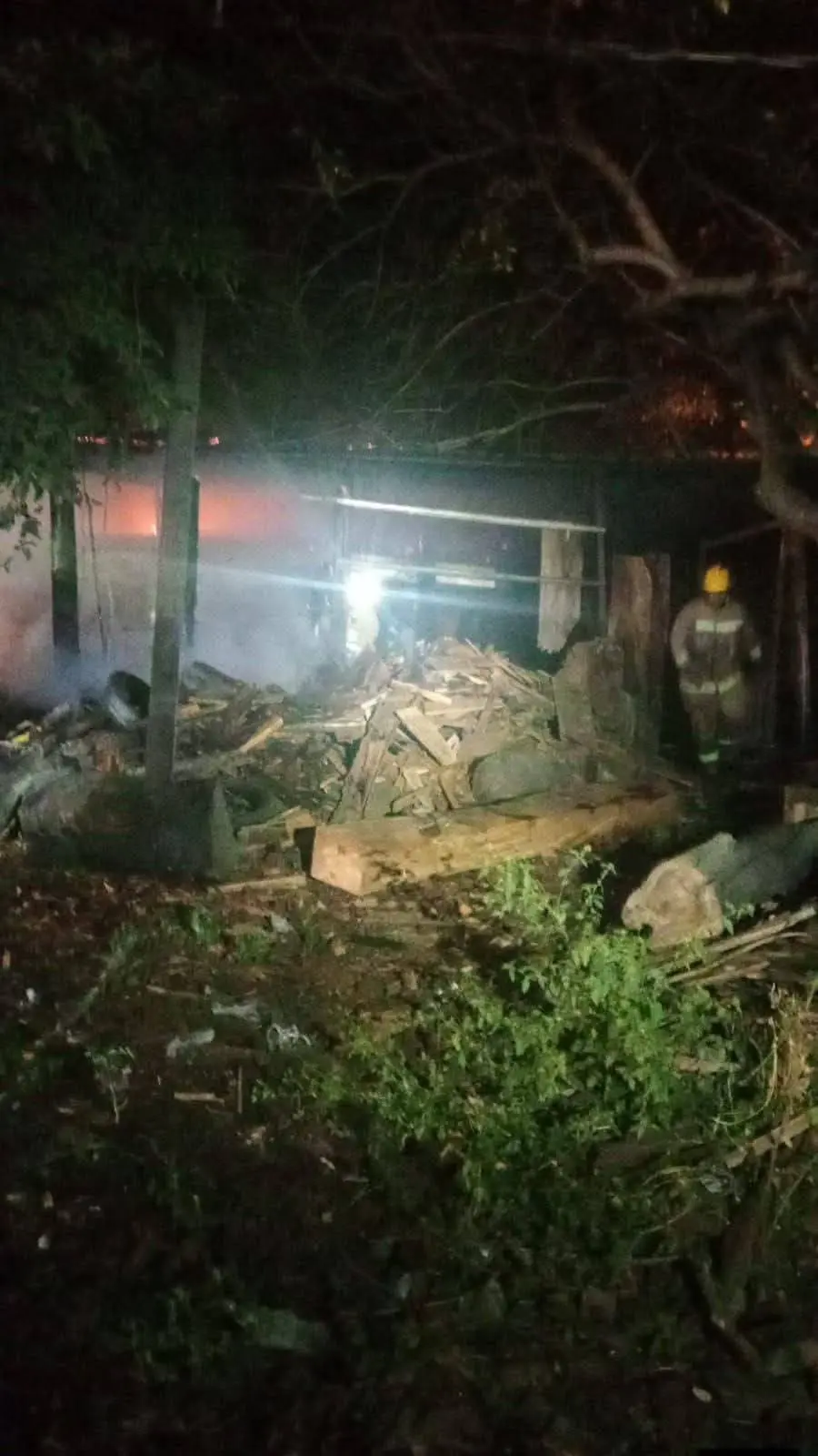 Incendio consume vivienda abandonada en Apatzingán