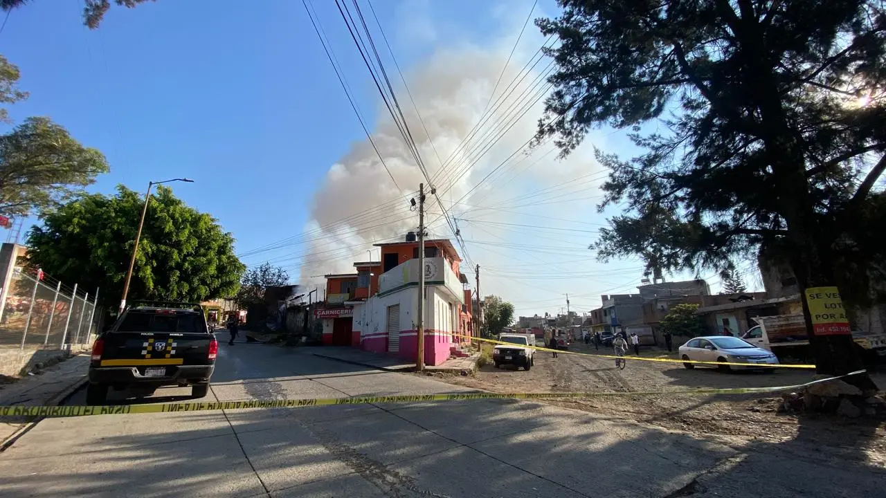 Incendio consume viviendas al poniente de Morelia