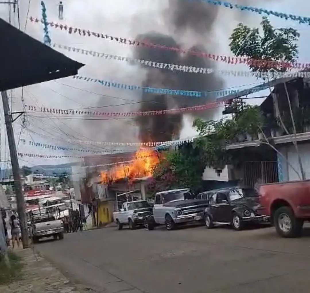 Incendio consume vivienda en la colonia Observatorio, de Uruapan
