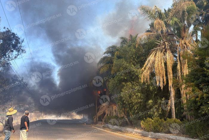 Incendio de domicilio y vehículo alerta a habitantes de Téjaro