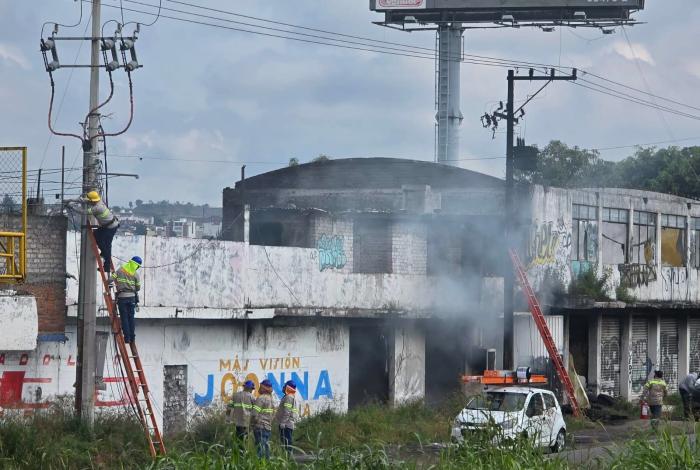 Incendio de llantas daña cableado y transformador de la CFE, al norte de Morelia