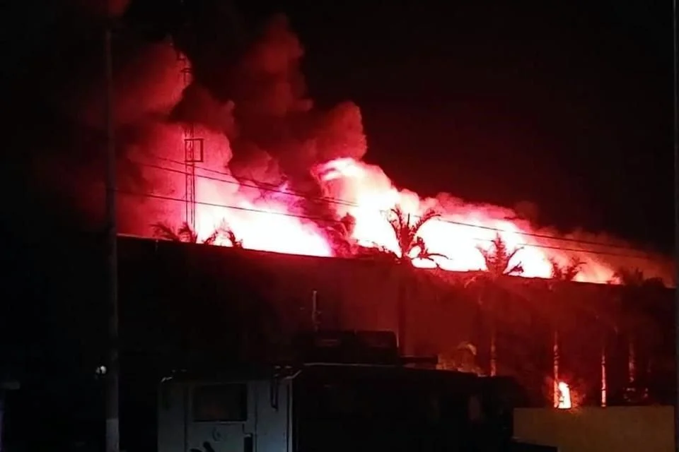 Incendio de maquiladora en Matamoros, Tamaulipas; deja saldo de tres bomberos muertos