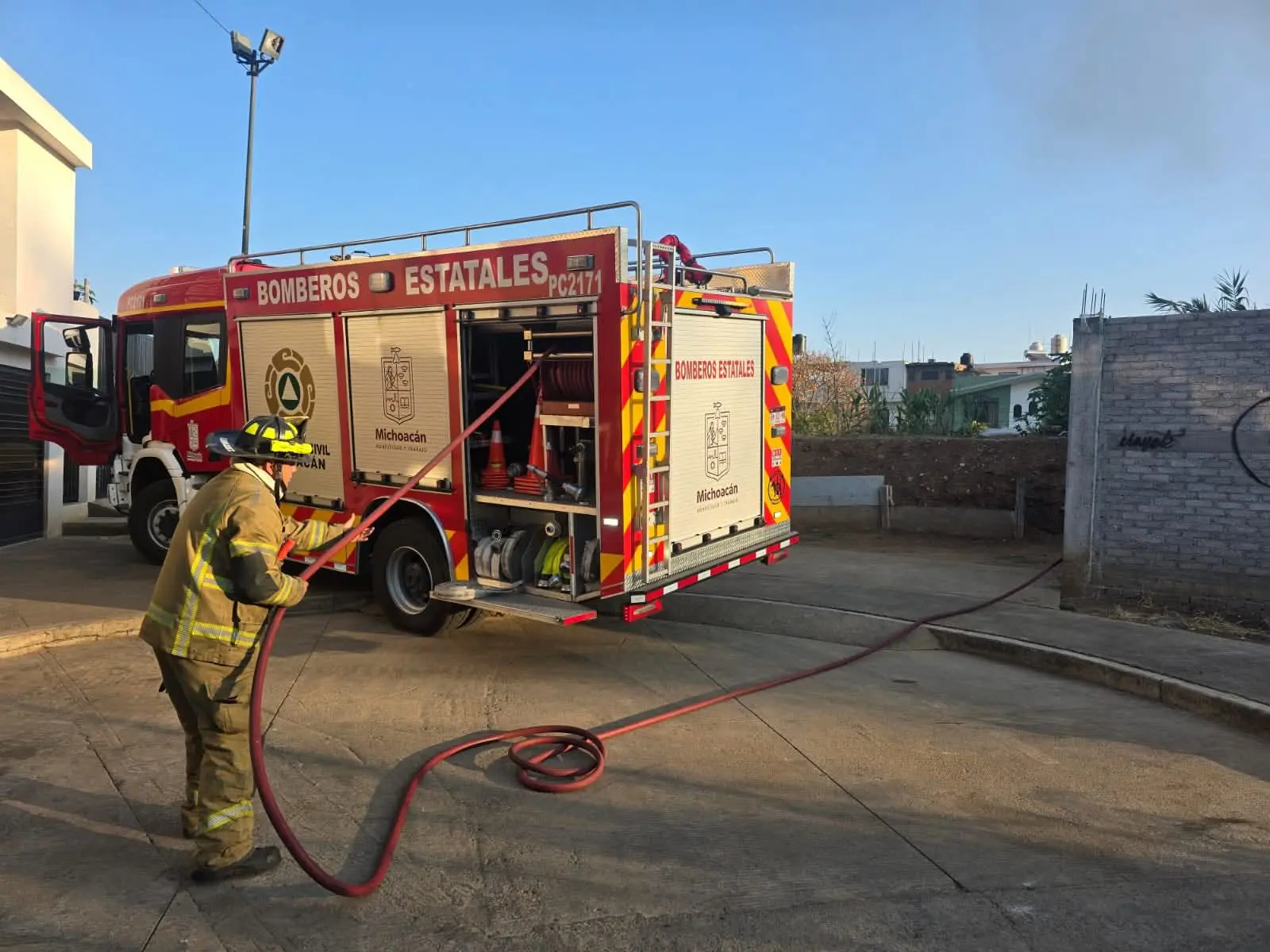 Incendio de pastizal consume vivienda deshabitada en Morelia