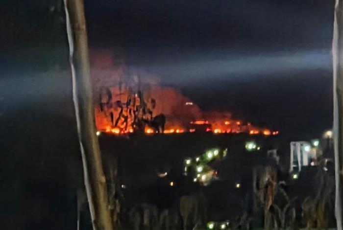 Incendio de pastizal moviliza a bomberos al sur de Morelia