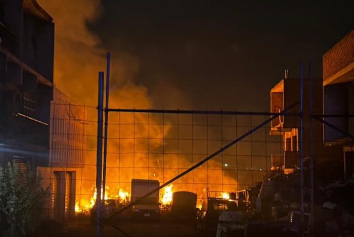 Incendio de pastizal se extiende a lote de autos y daña algunos, en Morelia