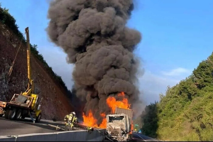 Incendio de tráiler en autopista Siglo XXI causa cierre total