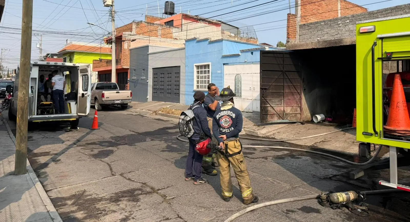 Incendio destruye vivienda y auto en Morelia