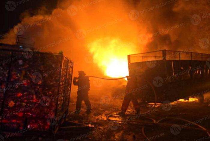 Incendio dev0ra recicladora de plásticos en Morelia