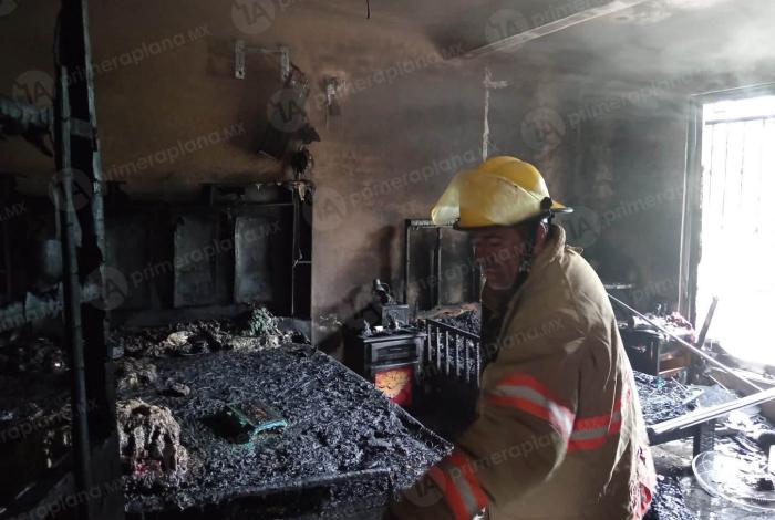 Incendio devora vivienda en Barrio Alto de Huetamo