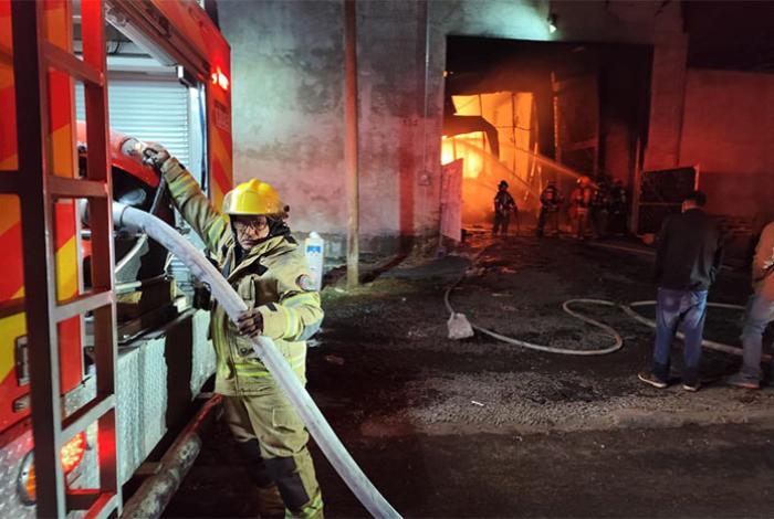 Incendio en fábrica de plásticos de Chavinda está controlado al 95%, informa Protección Civil