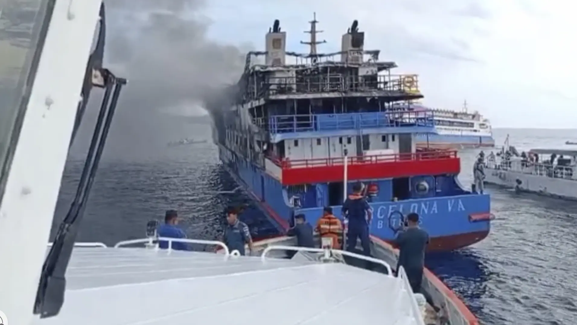 Incendio en ferry de Indonesia deja al menos 3 muertos y cientos de rescatados